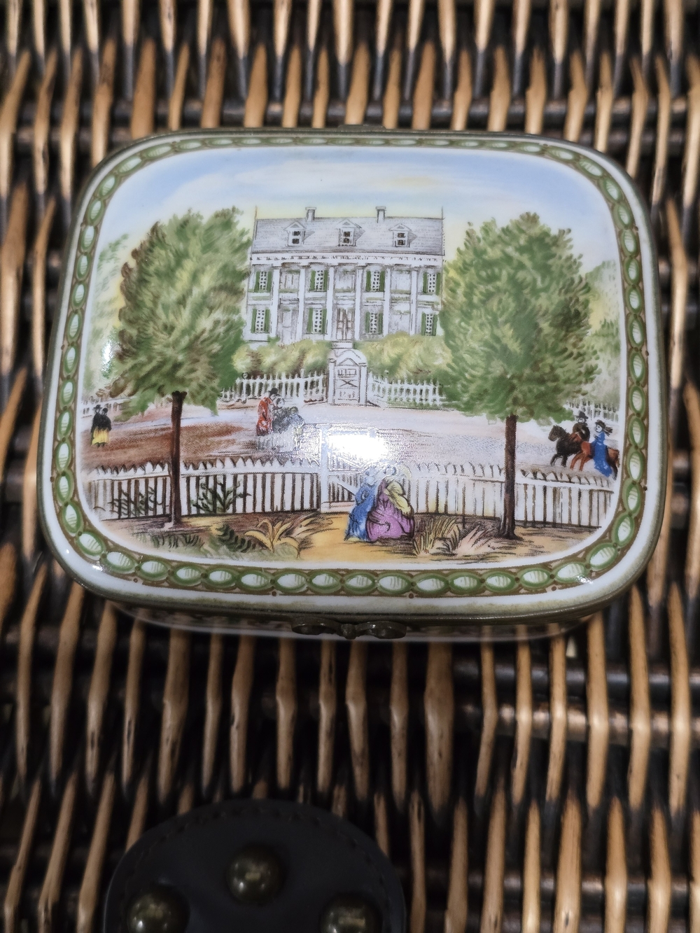 Decorative Victorian-Style Porcelain Trinket Box in Green and Cream